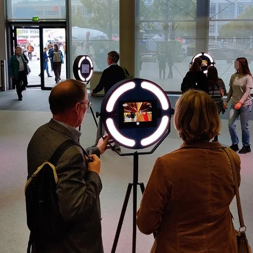Fotoboxmodul 03 aus Wiesbaden im Einsatz auf der Buchmesse Ein älteres Paar macht ein Foto an dem Fotobox Modul 03 aud Wiesbaden