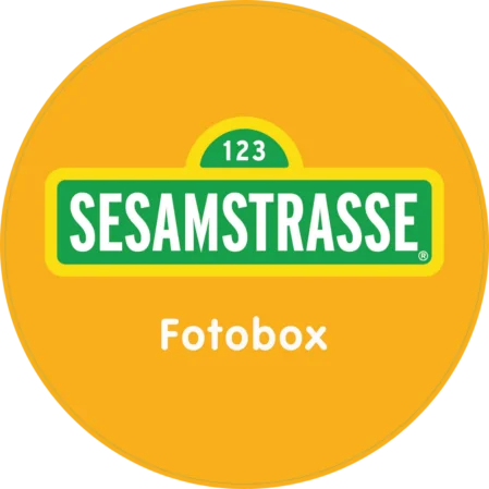 Ein rundes, gelbes Logo-Design für eine Fotobox-Magnetfolie. Das Design zeigt das bekannte Logo der Sesamstraße und den Schriftzug "Fotobox".