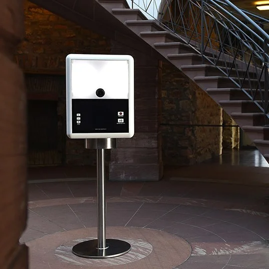 Premium Modell von Fotobox-Wiesbaden im Jagschloss Platte Die schicke weisse Fotobox aus Wiesbaden steht in der Mitte der Rotunde des Jagdschloss Wiesbaden.