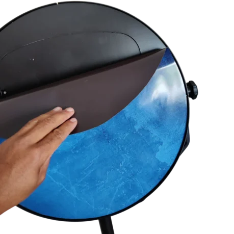 Fotobox-Branding mit Magnetfolie Eine Hand legt eine dunkelbraune Magnetfolie über das blaue Design einer Fotobox. Dies demonstriert, wie einfach das Branding für die Kunden ist.