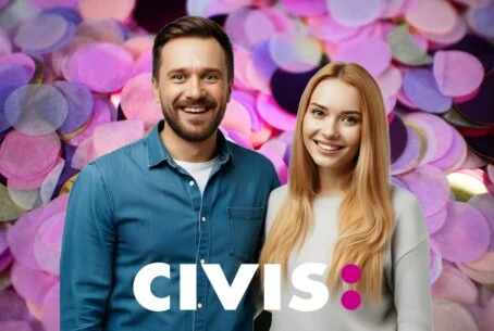 Fotobox mit Overlay auf der CIVIS-Medienpreis-Verleihung 2025 Ein Mann und eine Frau lächeln in die Kamera. Das Foto ist mit einem konfettiförmigen Overlay und dem Logo des CIVIS-Medienpreises 2025 versehen.