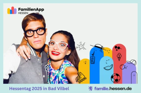 Beispielfoto aus der Fotobox mit Hessentag-Overlay Ein junger Mann und eine Frau posieren lachend und Grimassen schneidend für ein Foto mit lustigen Brillen vor einem Hintergrund mit Figuren und Logos zum Hessentag.