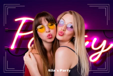 Party-Fotobox mit Neon-Hintergrund und Overlay Zwei junge Frauen posieren mit lustigen Sonnenbrillen und einem Kussmund-Ausdruck für ein Foto. Der Hintergrund ist ein lila Neonlicht und das Bild enthält ein individuelles Overlay mit dem Text "Alia's Party".