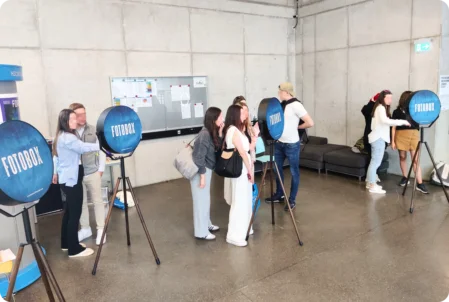 Studierende und Besucher probieren mehrere Fotoboxen an der Hochschule Mainz aus.