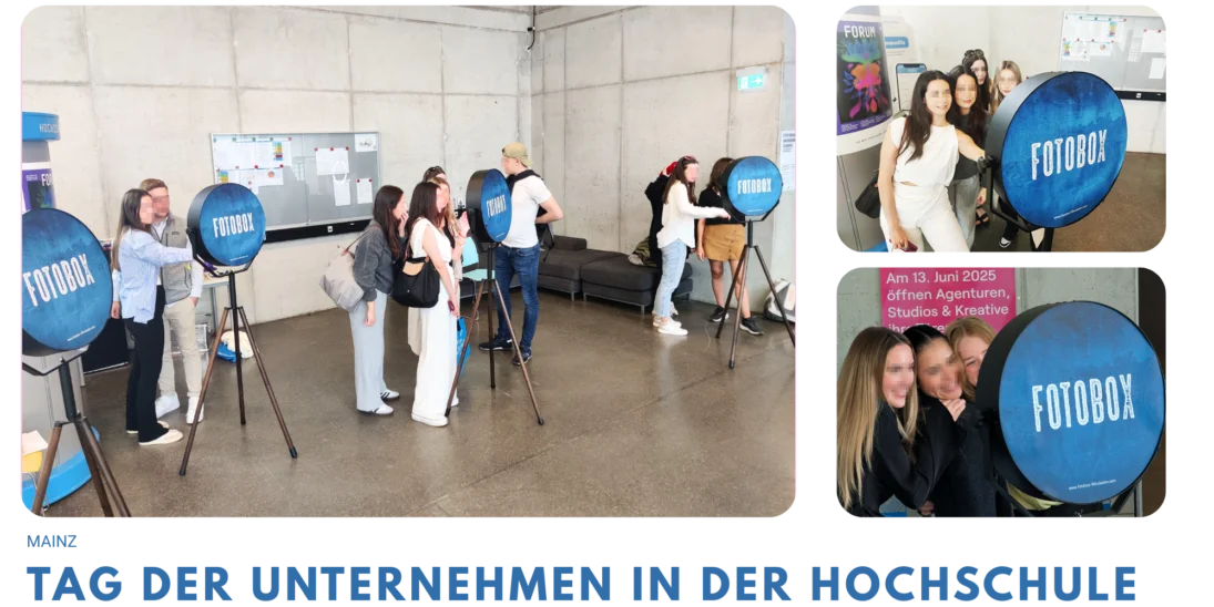 Eine Collage von Bildern, die Studierende und Besucher beim Posieren an blauen Fotoboxen auf dem "Tag der Unternehmen" an der Hochschule Mainz zeigt. Im Hintergrund sind Infotafeln und andere Besucher zu sehen.