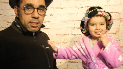 Fotobox-GIF für eine Familienparty Ein Mann und ein Kind posieren in einem kurzen, lustigen Videoclip vor einer Fotobox. Das animierte GIF wird mit den Gästen geteilt.