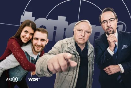 Tatort-Fans posieren mit den Kommissaren in der Fotobox Ein Ehepaar lacht in die Kamera, während die Tatort-Kommissare in der Fotobox mit auf dem Foto sind.