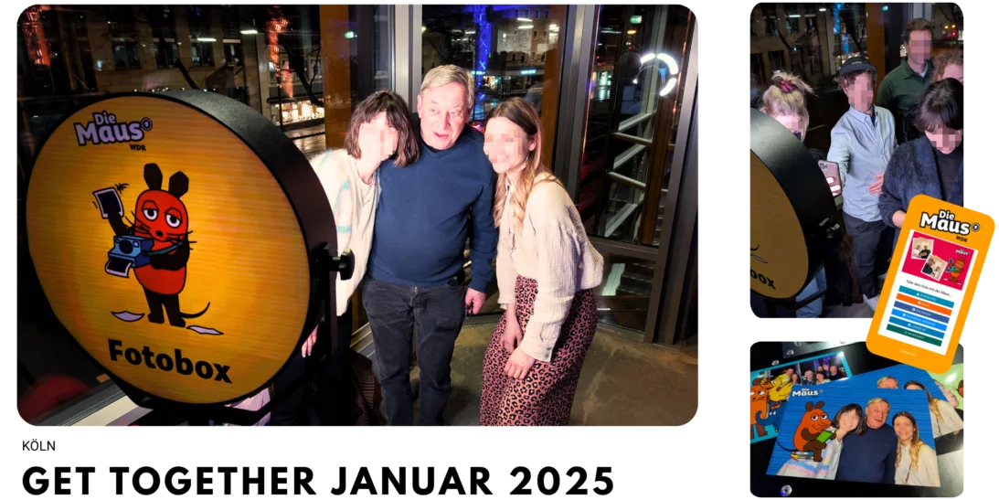 Eine Gruppe von Personen posiert für ein Foto vor einer Fotobox mit dem Logo "Die Maus" bei einem Get-together-Event.