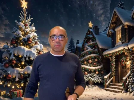 Fotobox-Beispielbild mit KI-generiertem Weihnachtshintergrund Eine Person steht in festlicher Stimmung vor einem KI-generierten Weihnachtshintergrund mit schneebedeckten Tannenbäumen, Sternen und einem Haus.