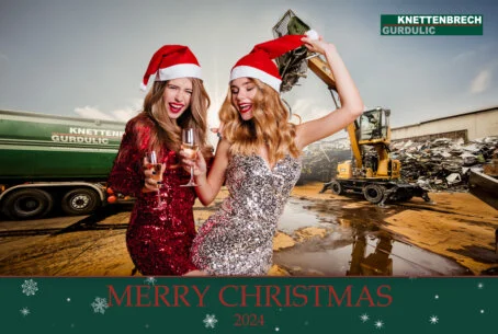 Fotobox-Spaß auf der Firmenweihnachtsparty mit individuellem Overlay Zwei Frauen in Paillettenkleidern und Nikolausmützen posieren für ein Fotobox-Foto, das mit einem "Merry Christmas" Overlay und dem Firmenlogo von Knettenbrech-Gurdulic versehen ist.