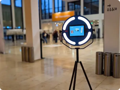 Eine freistehende, akkubetriebene Fotobox steht im lichtdurchfluteten, verglasten Foyer des Rhein Main Congress Centers in Wiesbaden bereit für Gäste.
