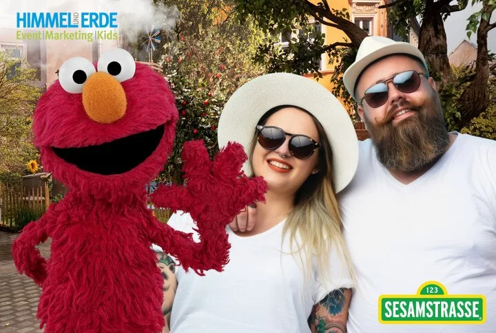 Fotobox-Erlebnis-mit-Elmo-Kindermarketing-Profi Fotobox-Wiesbaden-Sesamstrasse-Elmo-Interaktion-Kindermarketing-Himmel-und-Erde